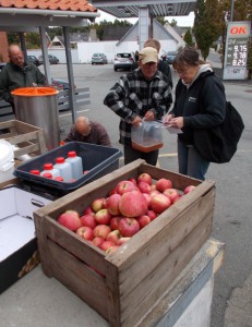 Æbler presses en fredag i udenfor SuperBrugsen i Tommerup Station.