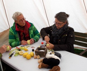 Der blev lavet skrumpehoveder af æbler.